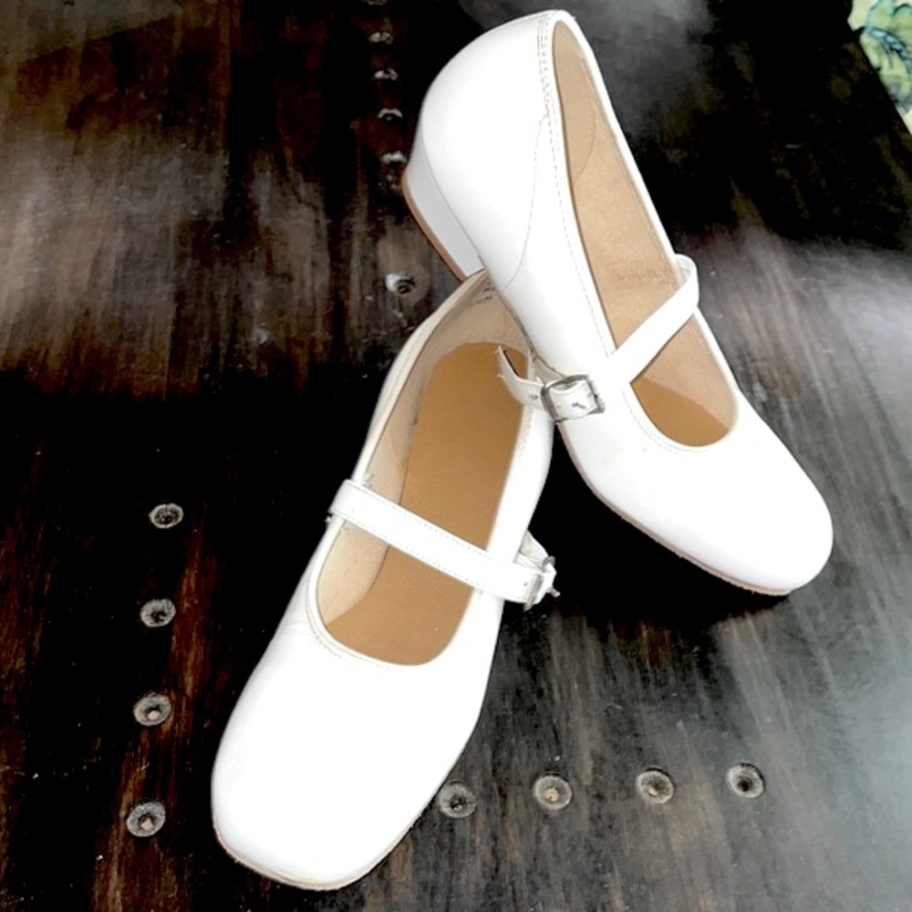 5 1/2 M Vintage White Leather Promenaders Dancing Shoes